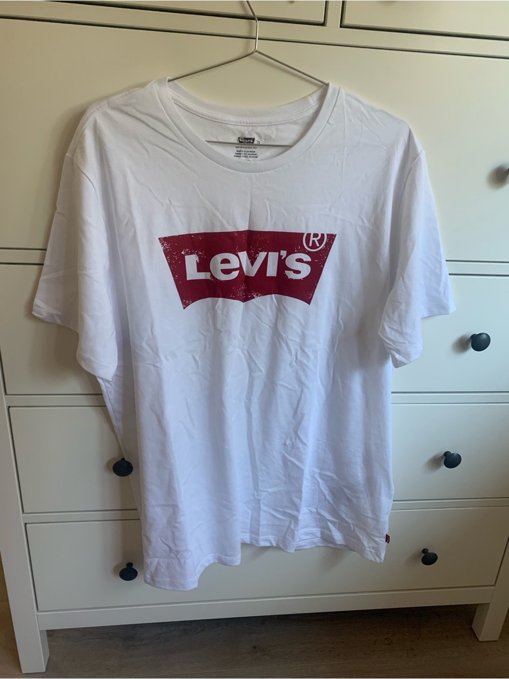 Levi's Unisex White Logo T-Shirt - Red Graphic
